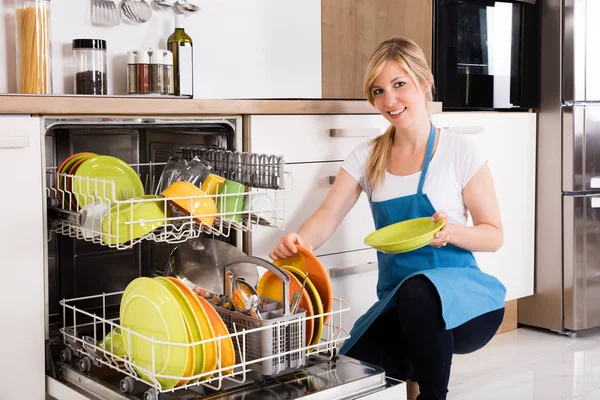 Woman Arranging Plates — Stock Photo, Image