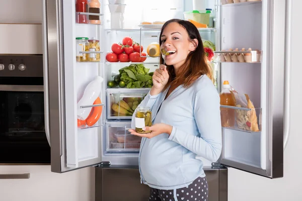 Donna incinta mangiare sottaceti — Foto Stock