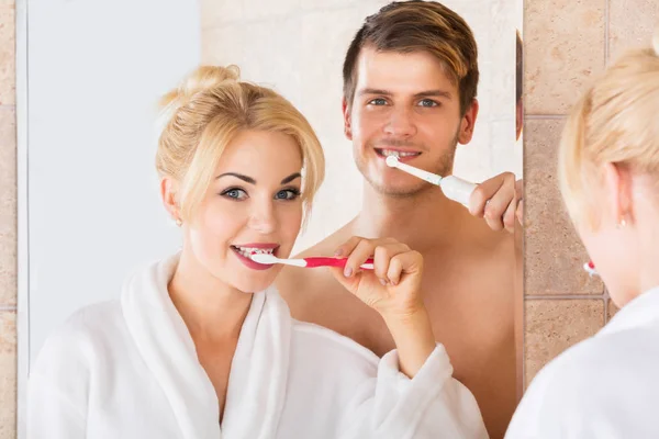 Young Couple Brushing Teeth — Stock Photo, Image
