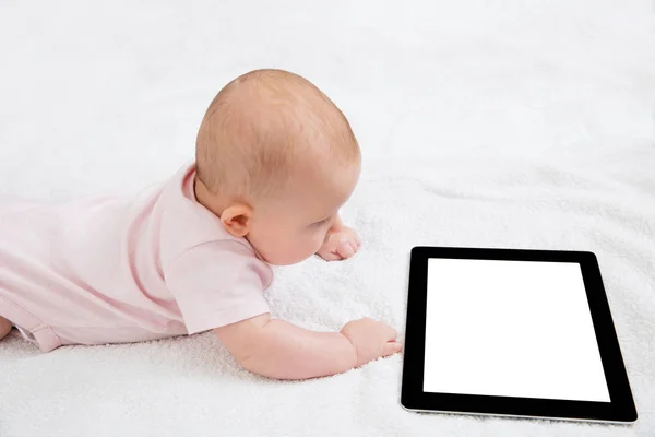 Младенец смотрит на цифровые технологии — стоковое фото