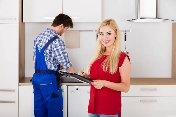 Woman Signing Invoice — Stock Photo, Image