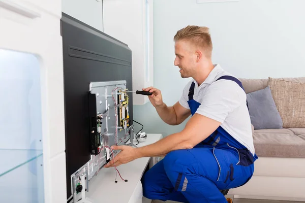 Electricista Reparando Televisión — Foto de Stock