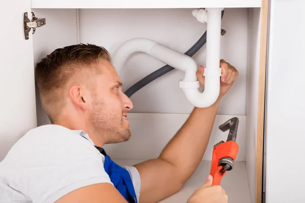 Plumber Repairing Sink Pipe — Stock Photo, Image