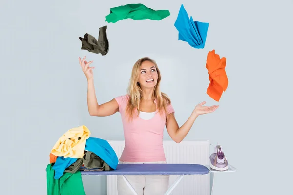 Mujer malabarismo ropa — Foto de Stock