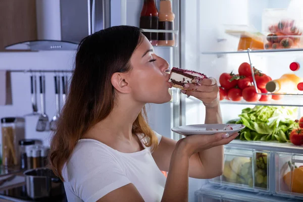 Frau isst Kuchen — Stockfoto