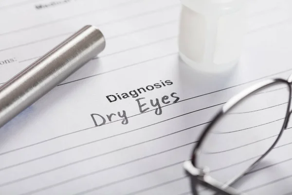 Diagnóstico de texto em papel com óculos — Fotografia de Stock
