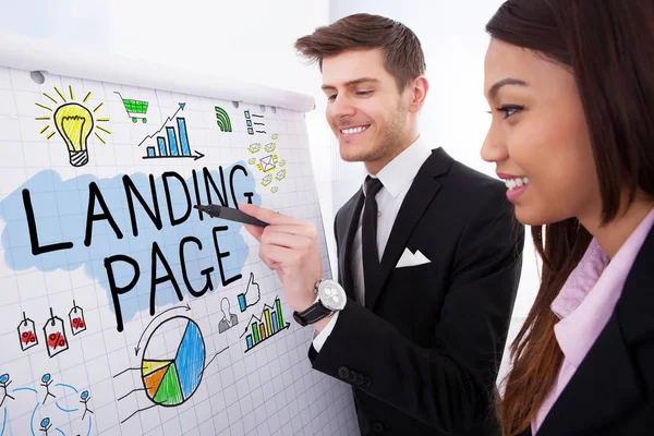 Empresários discutindo Landing Page — Fotografia de Stock
