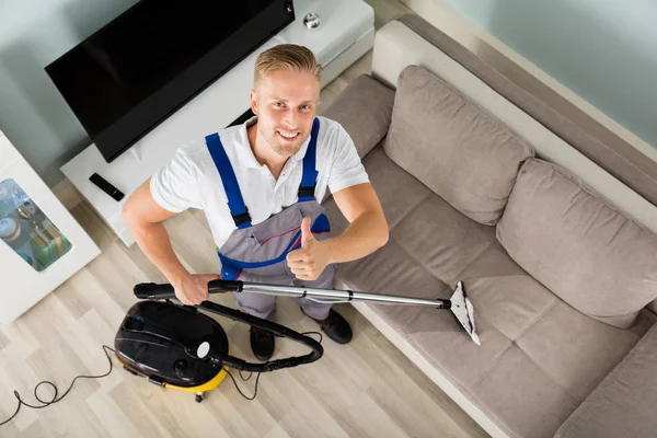 Mannen rengöring soffa — Stockfoto