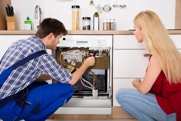 Technician Checking Dishwasher — Stock Photo, Image