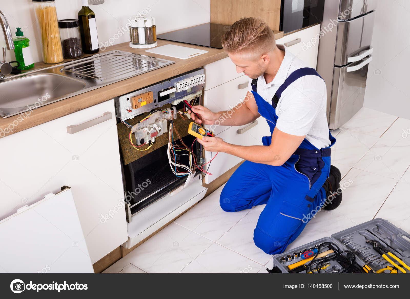 мастер стиральных машин. обслуживание бытовой техники. сервисный центр бытовой техники. обслуживание бытовой техники. мастер по ремонту посудомоечных машин.