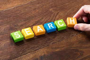 kelime üzerinde renkli bloklar