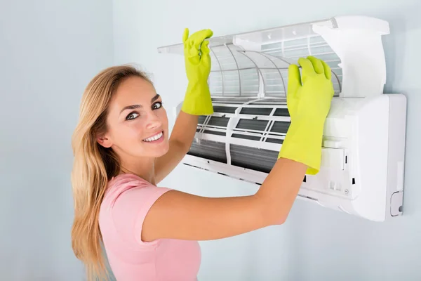 Woman Cleaning Air Conditioner — Stock Photo, Image