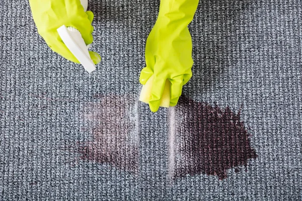 Людина чищення килимів — стокове фото