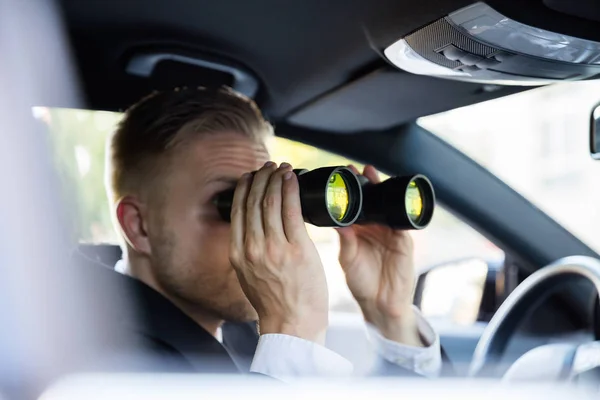 Hombre mirando a través de binoculares — Foto de Stock
