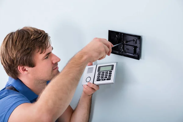 Técnico Instalando o sistema de segurança — Fotografia de Stock