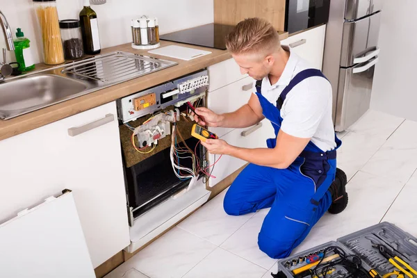 Repairman Fixing Dishwasher — Stock Photo, Image