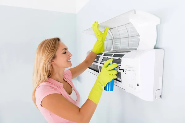 Woman Cleaning Air Conditioner — Stock Photo, Image