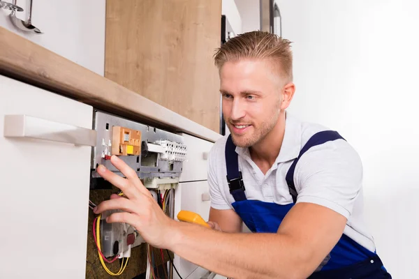 Reparatör om fastställande diskmaskin — Stockfoto