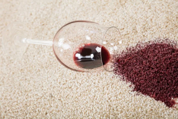 Vino rosso che versa sul tappeto — Foto Stock