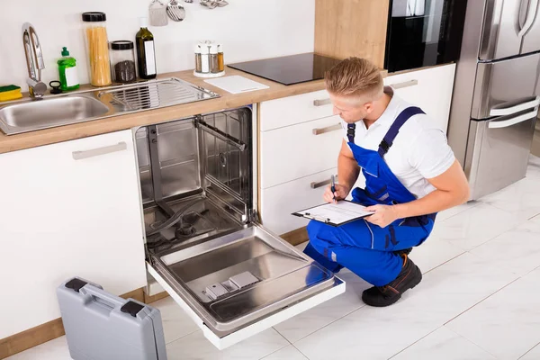 Reparador escribiendo en portapapeles — Foto de Stock