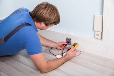 Elektrikçi kontrol soket gerilim