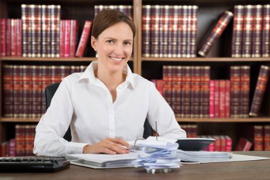 Gülümseyen kadın muhasebeci