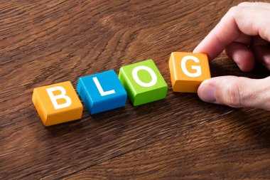 kelime üzerinde renkli bloklar