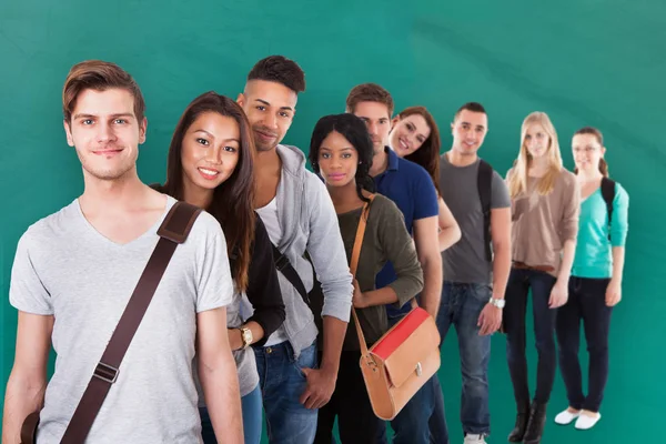 Grupp Multietniskt College Student Står Rad Mot Grön Bakgrund — Stockfoto