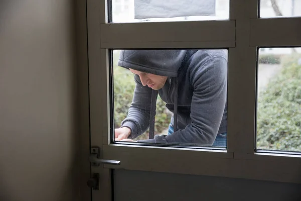 Hombre abriendo puerta — Foto de Stock