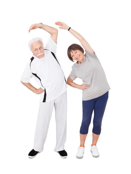 Aktive Senioren Beim Fitnesstraining Isoliert Auf Weißem Hintergrund — Stockfoto