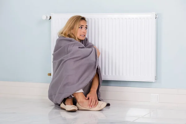 Woman Feeling Cold — Stock Photo, Image