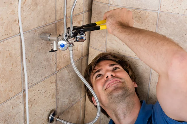 Loodgieter Repairing elektrische Boiler — Stockfoto