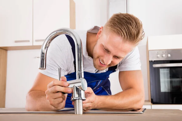 Klempner repariert Wasserhahn — Stockfoto