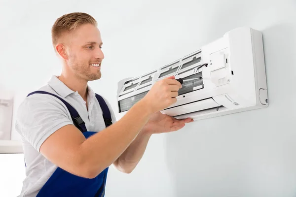 Techniker repariert Klimaanlage — Stockfoto