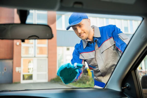 Man Cleaning windshield — Stock Photo, Image