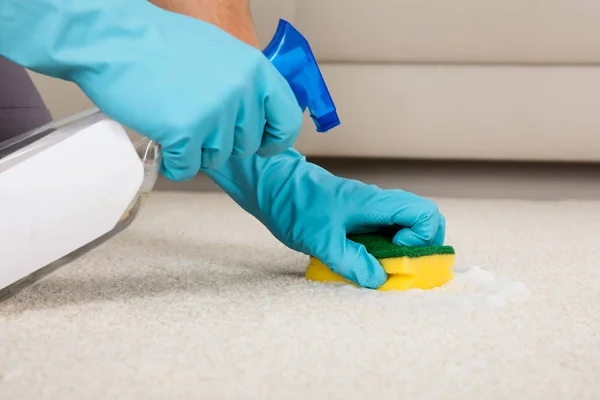 Person cleaning carpet — Stock Photo, Image