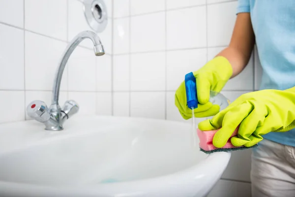 Femme lavabo de nettoyage — Photo