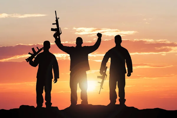 Silhouette Of Soldiers With Rifles — Stock Photo, Image