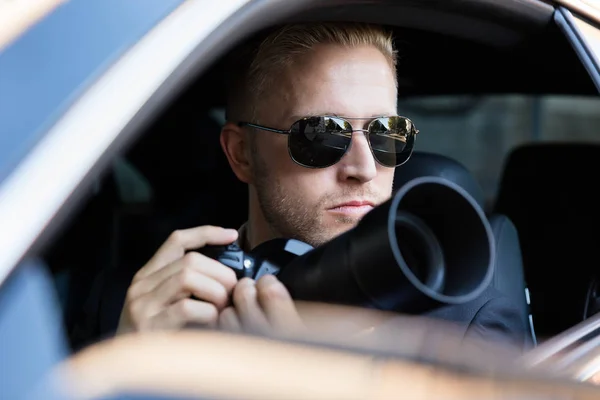 Hombre Fotografiando Con Cámara Slr — Foto de Stock