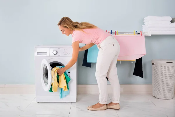 Woman Loading Clothes — Stock Photo, Image