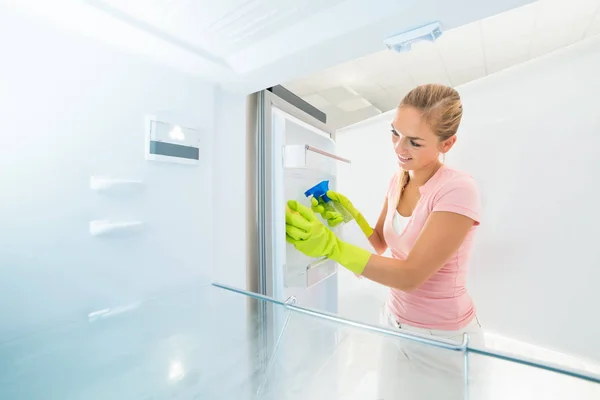 Nő takarítást hűtőszekrény — Stock Fotó