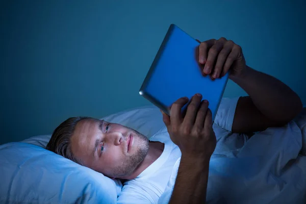 Hombre mirando tableta digital — Foto de Stock