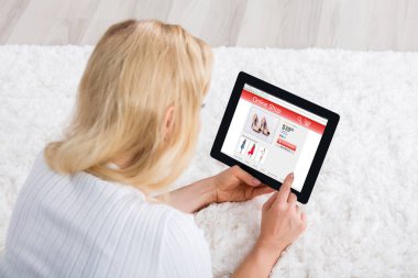 İnternetten alışveriş yapan kadın