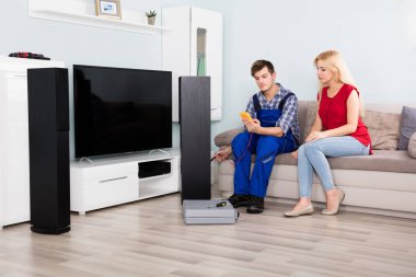 Erkek teknisyen kontrol Tv