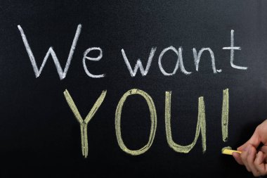 Üzerinde siyah metin