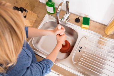 Lavabo lavabo pompası kullanan kadın