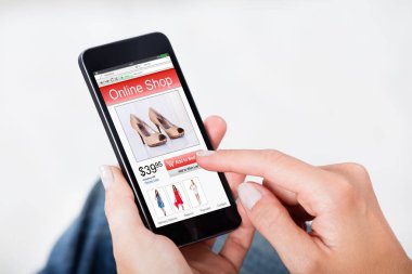 İnternetten alışveriş yapan kadın