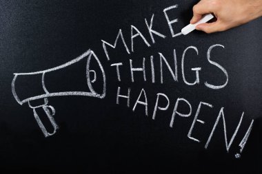 Üzerinde siyah metin