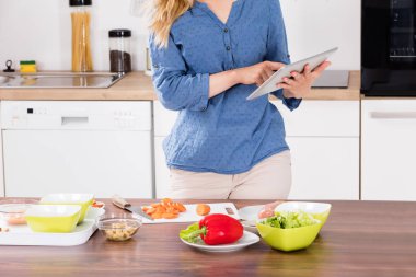 dijital tablet kullanan kadın