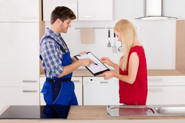 Kadın fatura imzalama